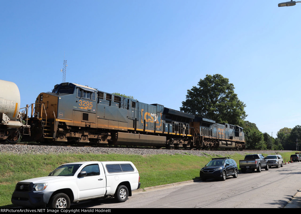 CSX 3295 & 7204 lead train L620-06 towards the signals at Fetner